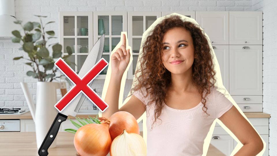 Нарезать луковицу тонкими слайсами можно за пару секунд: секрет до смешного прост