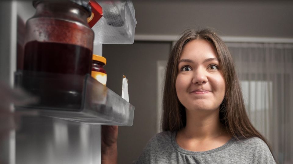 Хитрые хозяйки неспроста кладут сахар в холодильник: удивительный эффект