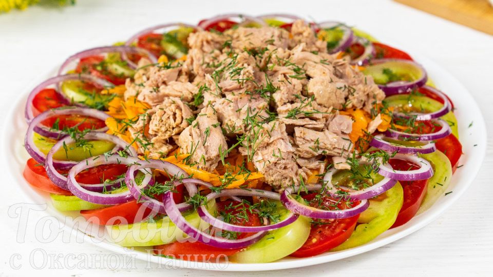 Как подготовить яркий осенний салат с помидорами и тунцом