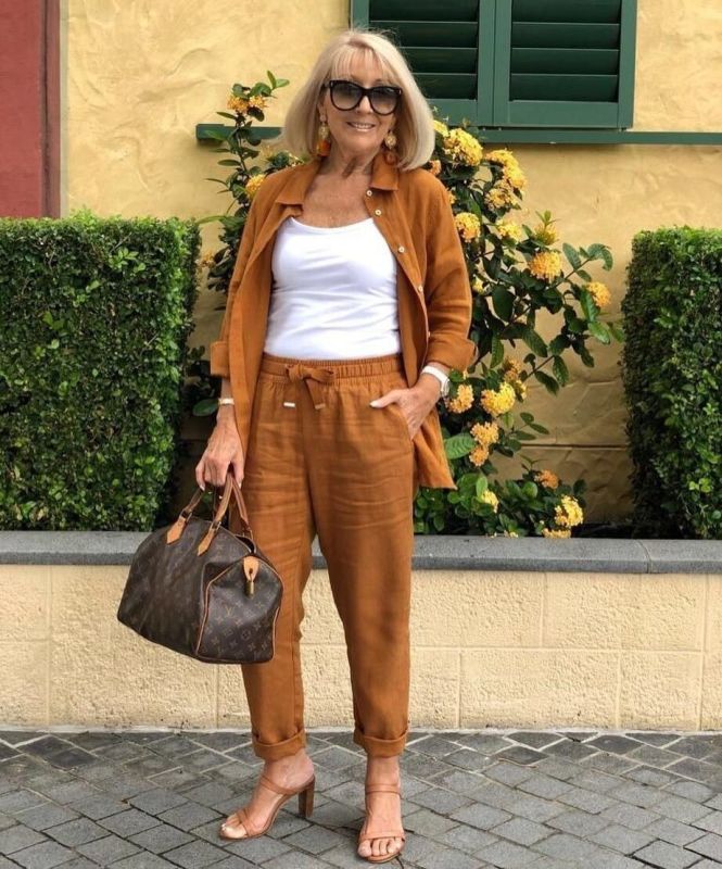 Коричневый цвет: элегантный выбор для женщин 50+ в летнем сезоне 2025