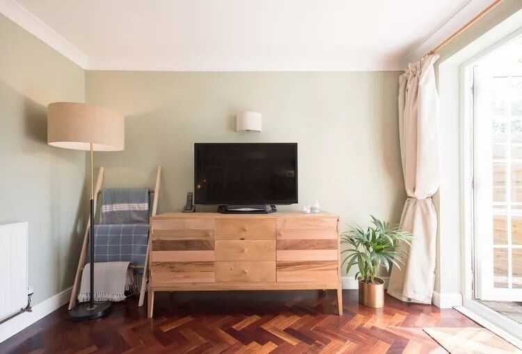 Как создать уют и функциональность: идеальные решения для размещения телевизора в вашем интерьере