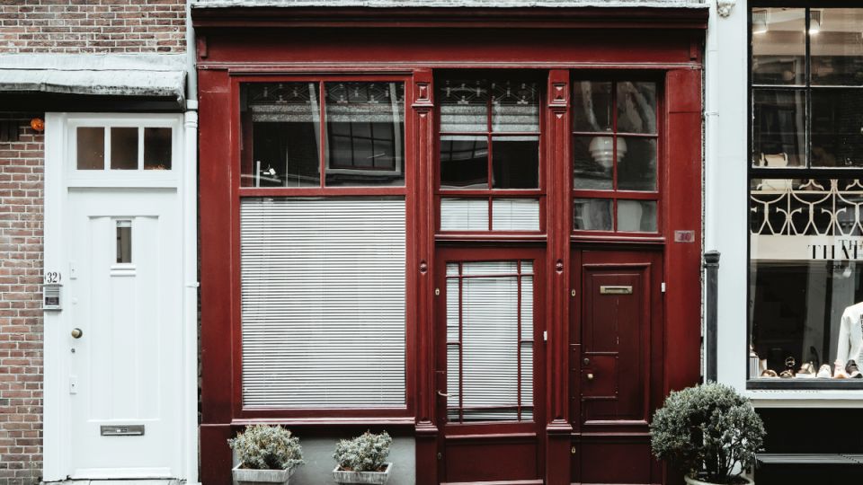 Жители квартир освободили первый этаж: как собственники магазинов потеряли битву за место