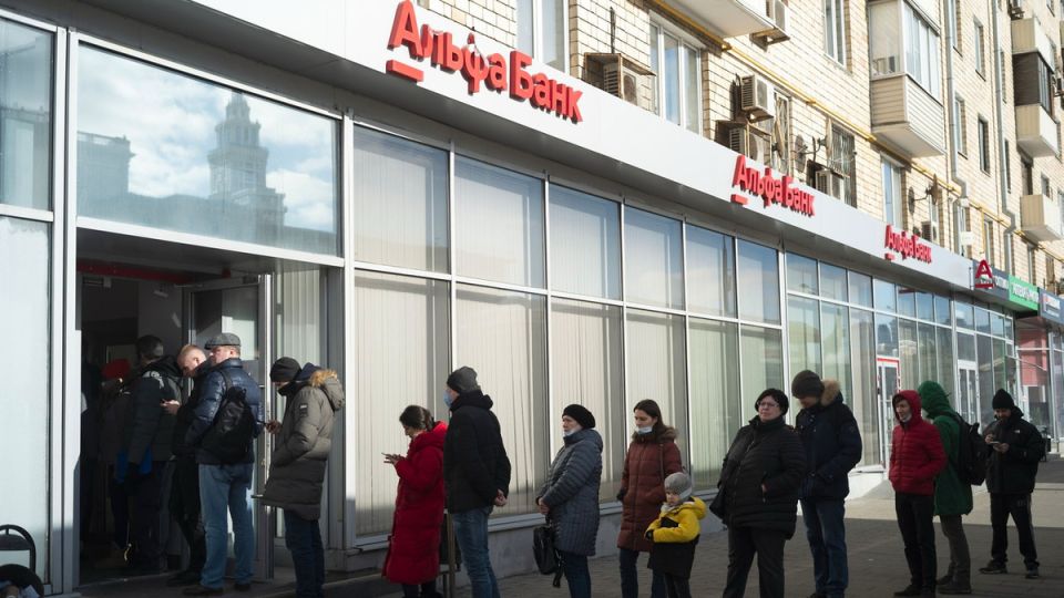 Клиенты Альфа-Банка массово изымают депозиты: что стоит за этим трендом?