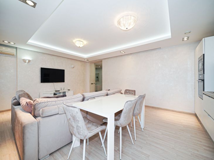 Как помыть натяжной потолок на кухне от жира: легкий, но очень эффективный способ