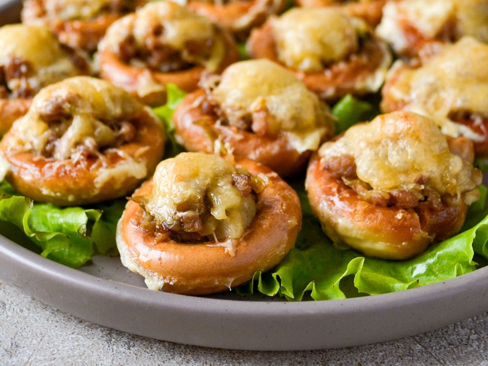 Мягкие сушки с мясной начинкой: простая закуска, которой будут рады все