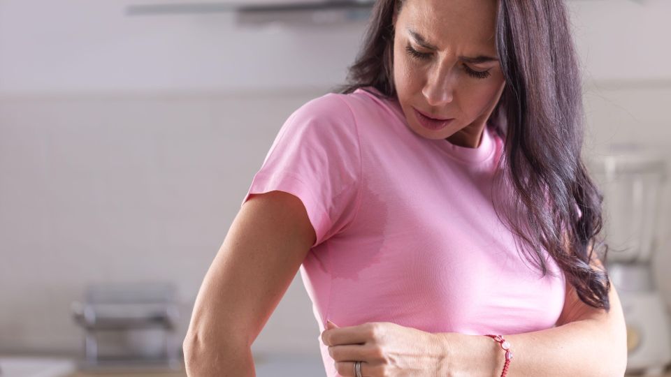 Пятновыводитель не понадобится: следы от дезодоранта исчезнут с одежды через пару минут