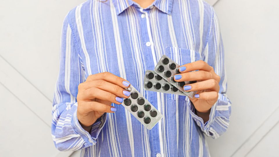 Хозяйки скупают активированный уголь пачками: в аптечку его даже не кладут