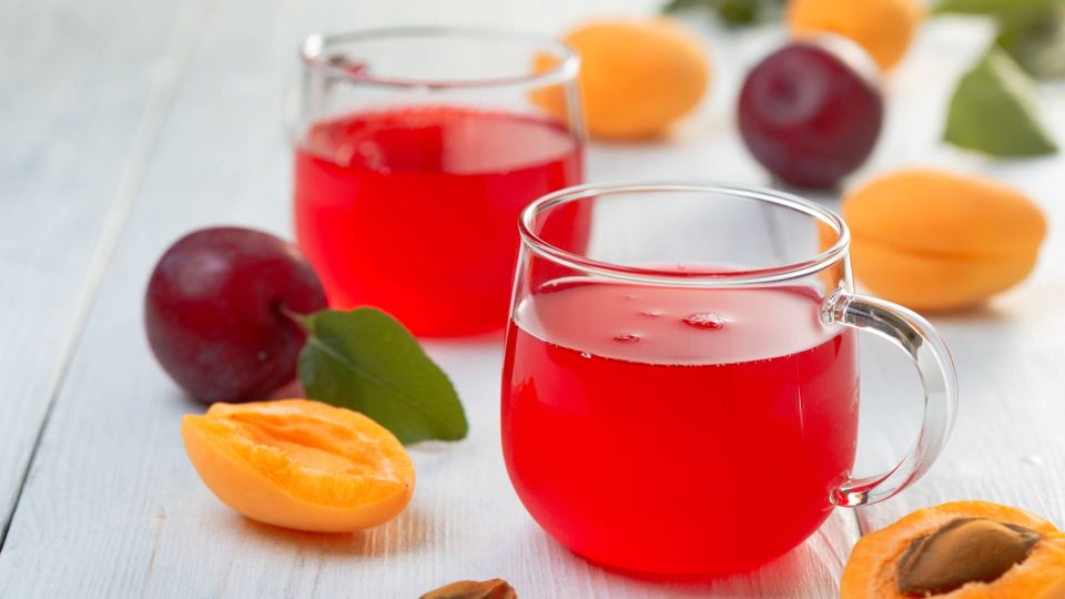 Такой компот из слив зимой выпьют в первую очередь: вот что закиньте в банку