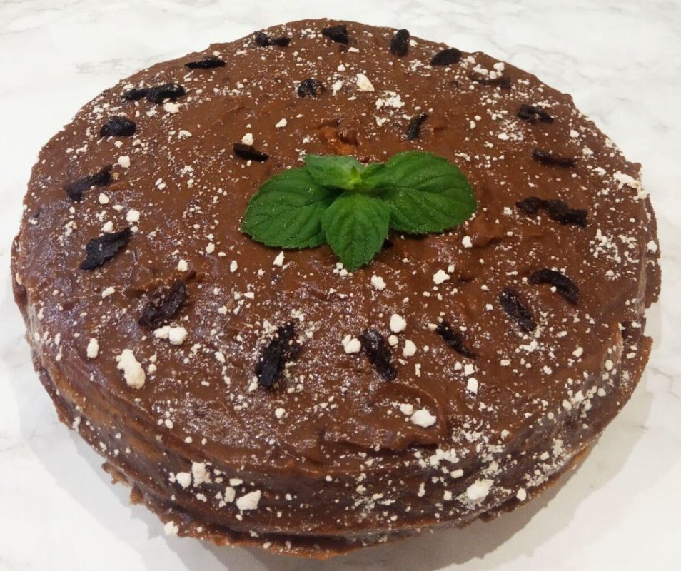 Пирог с черносливом и шоколадным заварным кремом