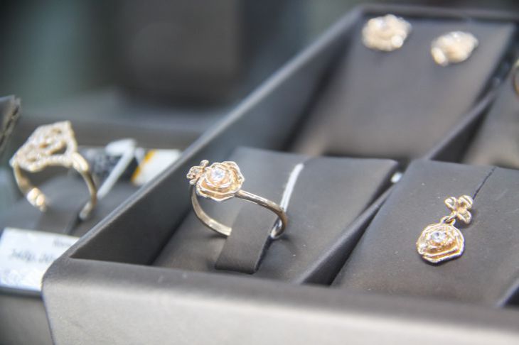 Почернеют и покроются пятнами: 4 ошибки в уходе за ювелирными украшениями
