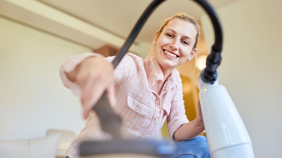 Вот поэтому у вас так много пыли: как правильно пользоваться пылесосом при уборке