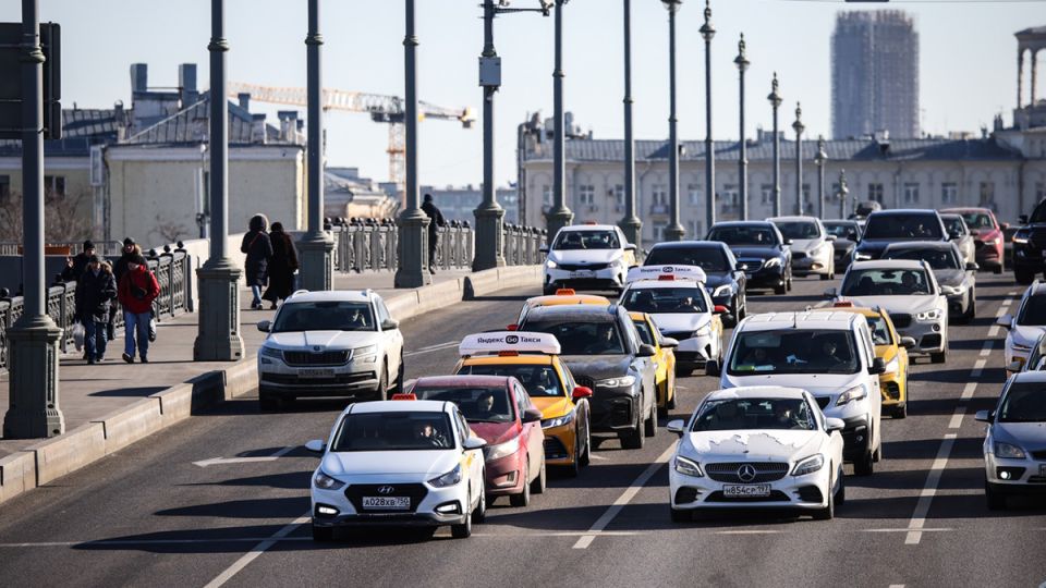 Включать фары днём: мифы и правила на 2025 год