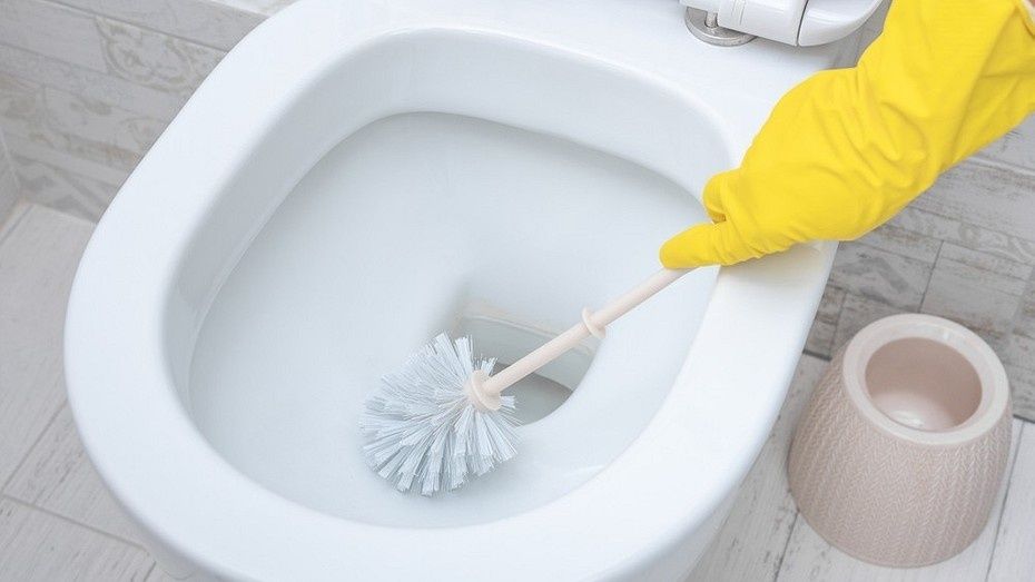 Как эффективно бороться с желтым налетом в унитазе: секреты чистоты
