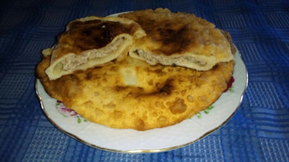 Чебуреки, которые тают во рту: секреты сочной начинки и идеального теста