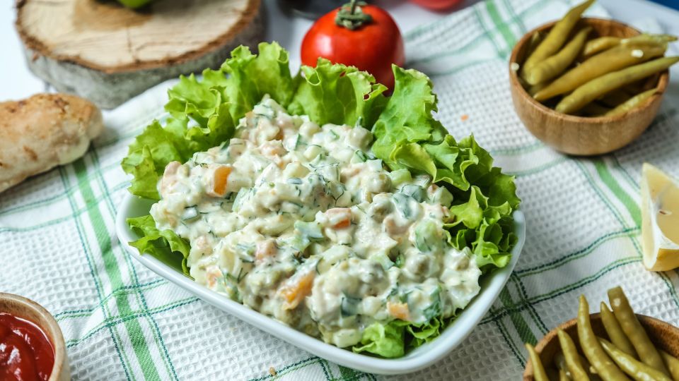 Салат «Фея» не стыдно подать на праздник: из куриной грудки получится шедевр