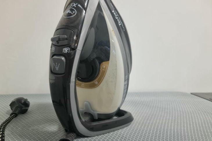 Как очистить утюг от нагара: эффективные методы для тефлоновых, керамических и стальных подошв