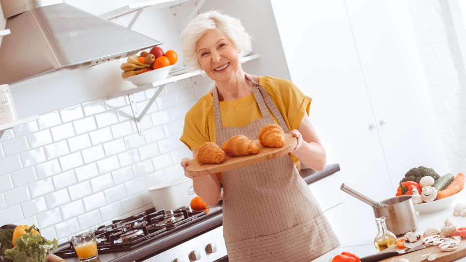 Булочки расхватают еще горячими: чем смазать выпечку для появления аппетитной корочки