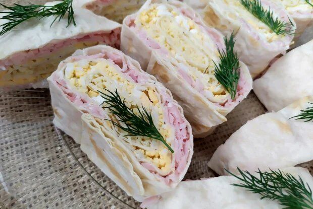 Рулетики из лаваша с ветчиной, сыром и яйцом — простое настроение для перекуса
