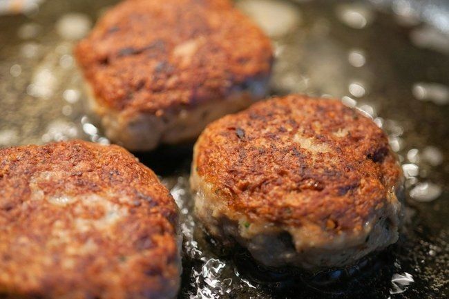 Панировка на котлетах: спокойное решение для сочного вкуса и ровного жаркого покрытия