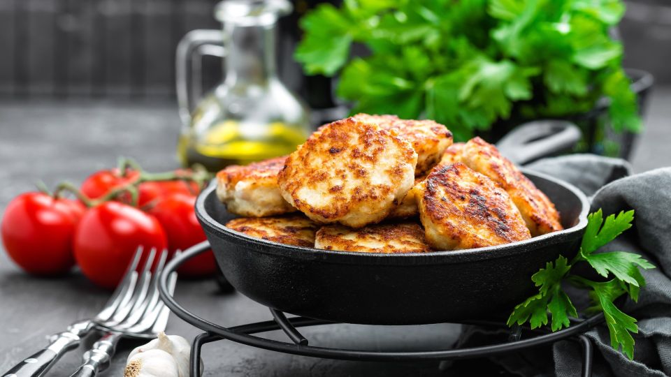 Вот что нужно положить в фарш вместо лука: от этих котлет не оторваться