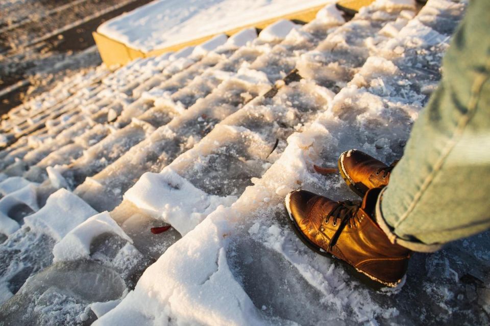 Как обезопасить себя зимой: эффективные способы борьбы с гололедицей