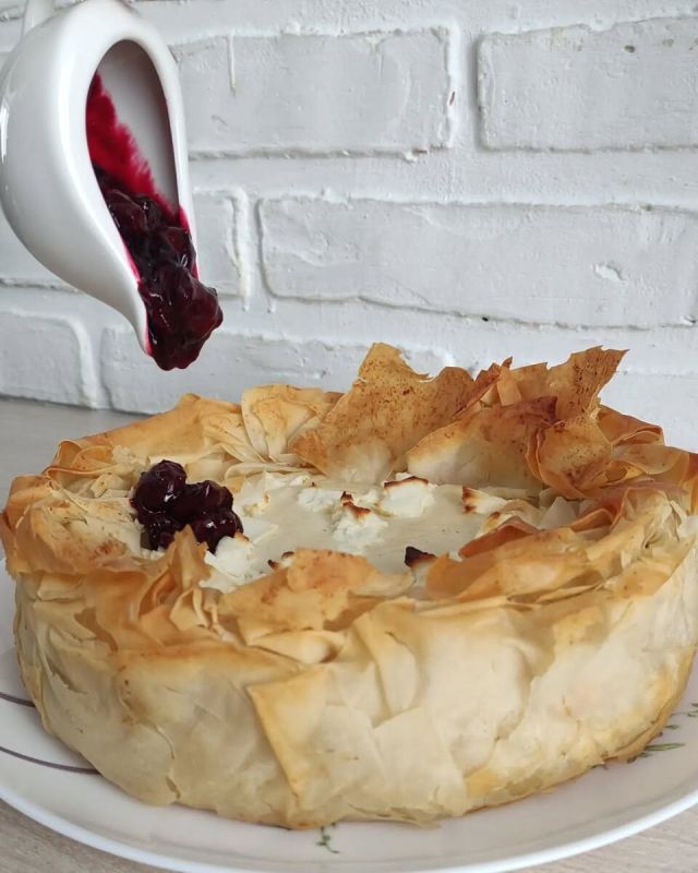 Элегантный пирог из теста Фило: быстро, легко и с эффектным соусом