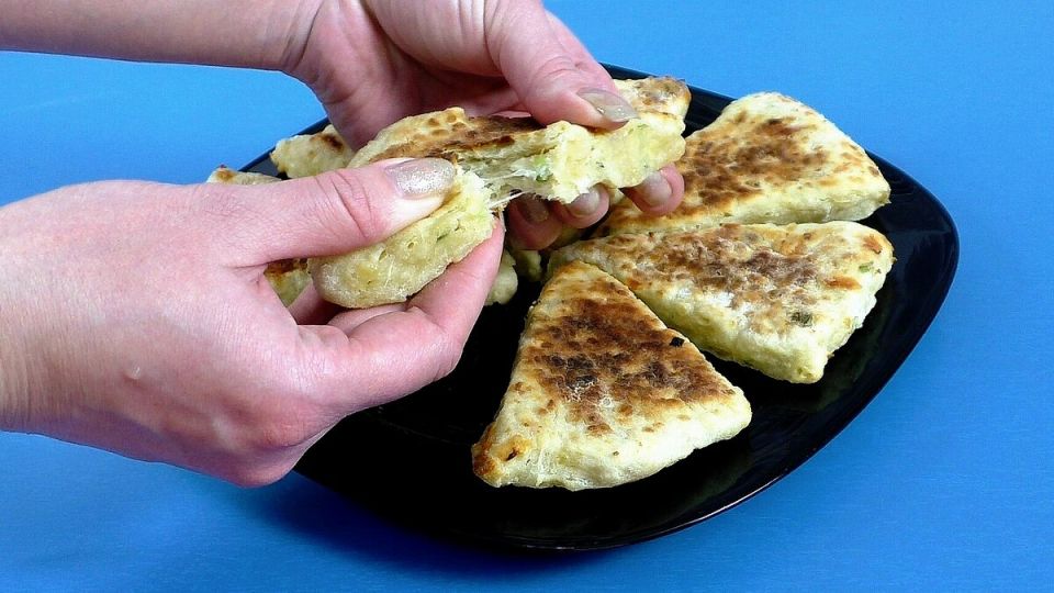 Как приготовить нежные сырные лепёшки за 20 минут: идеальный рецепт на кефире