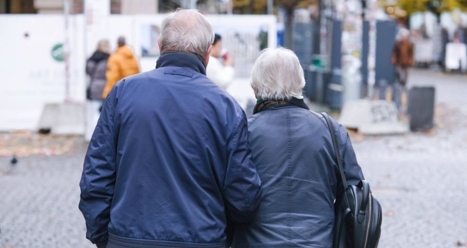 Уход за пенсионером в 2026 году: как получить пособие и стаж